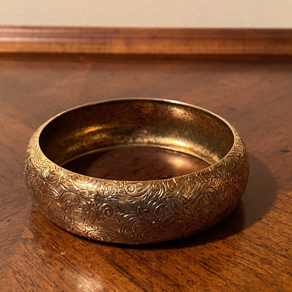 Thick gold bangle bracelet with etched floral design - GREAT CONDITION